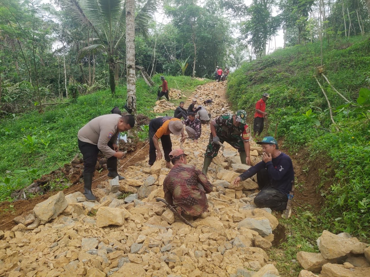BHABINKAMTIBMAS MONITORING PENGERASAN JALAN