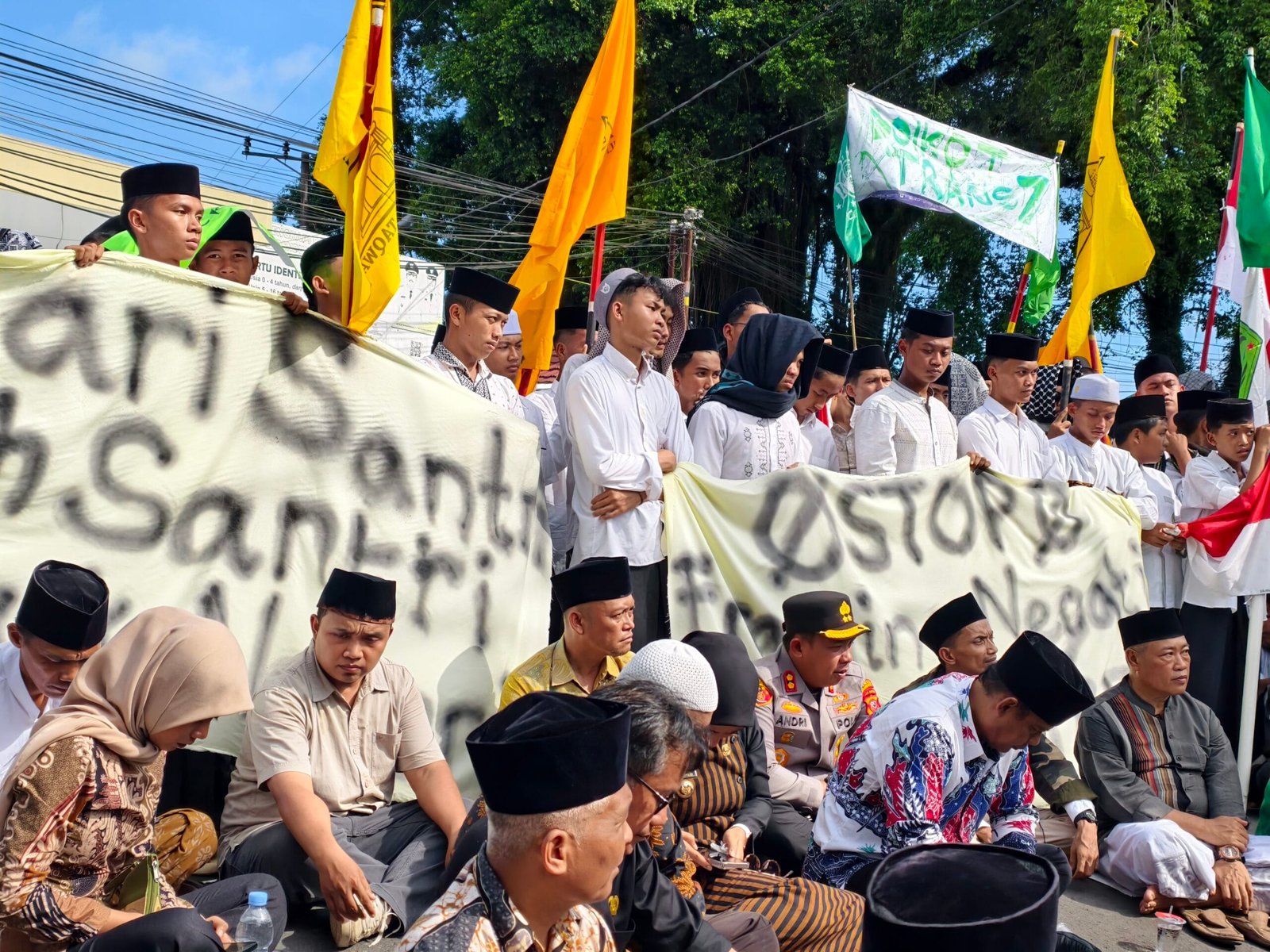 Aksi Damai Santri Pangandaran di Gedung DPRD Berjalan Kondusif