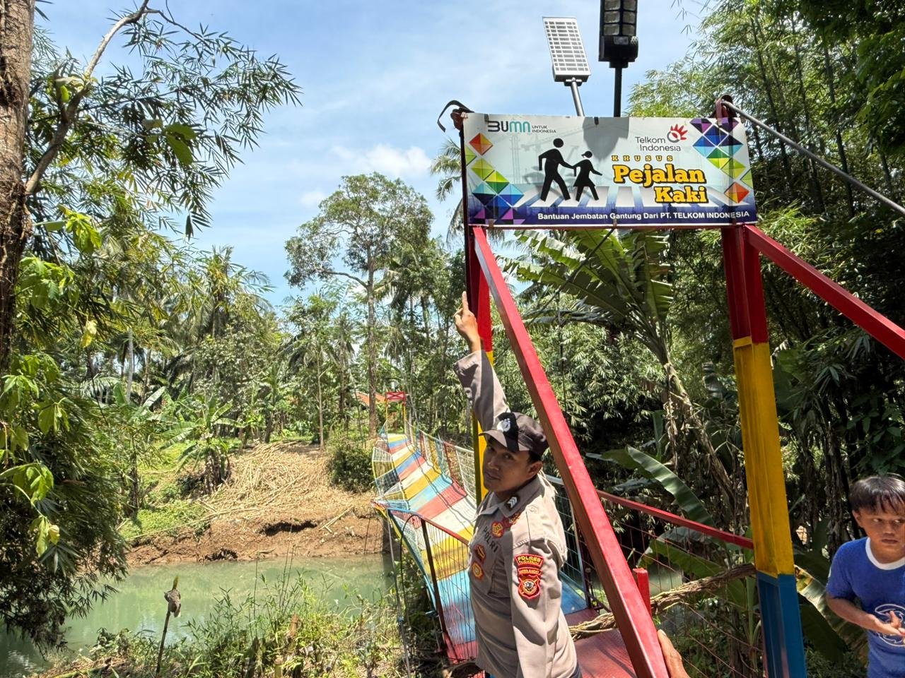 Jembatan Gantung di Sungai Cijoho Putus