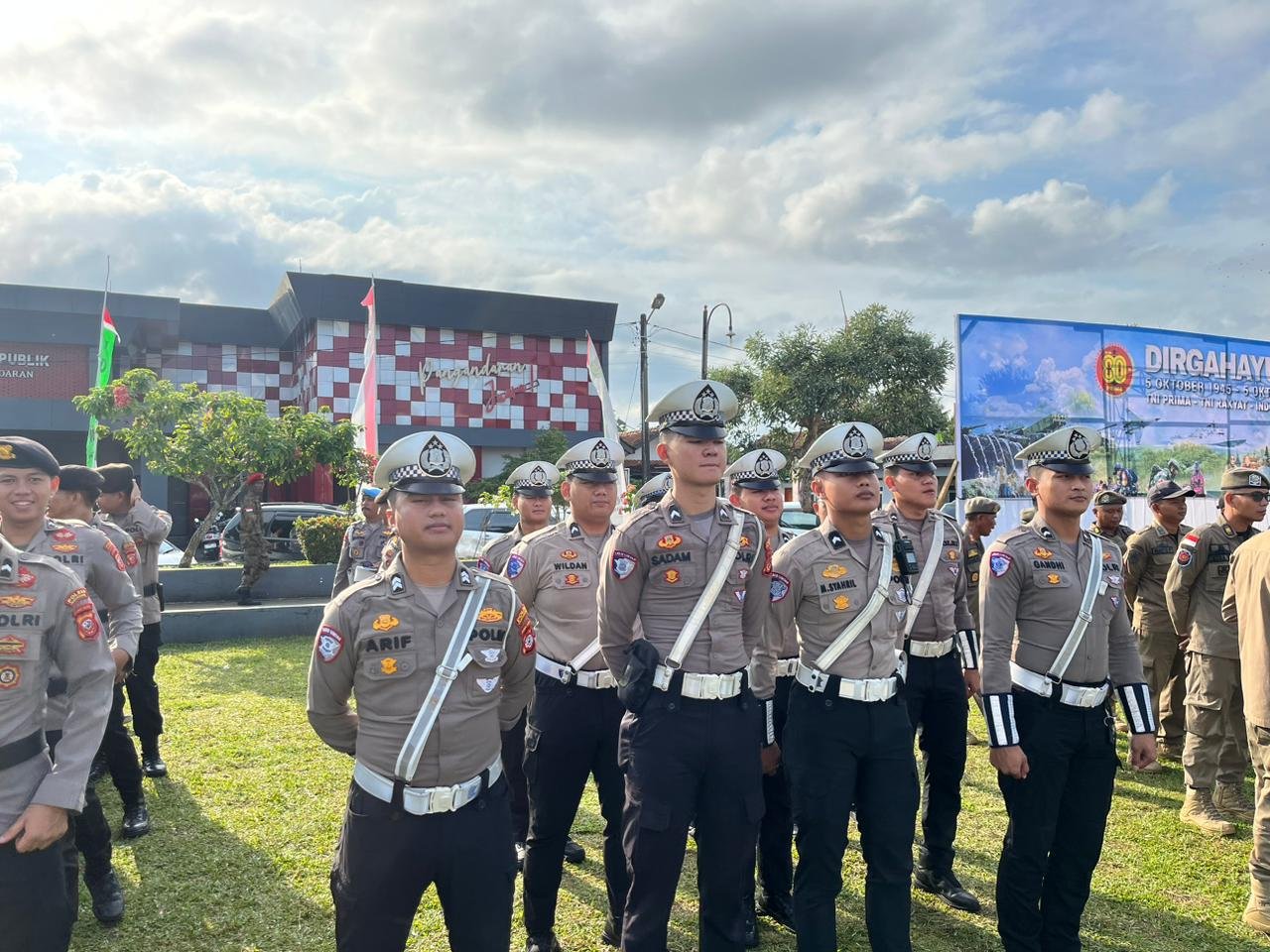 POLRI MENGIKUTI HUT TNI KE 80