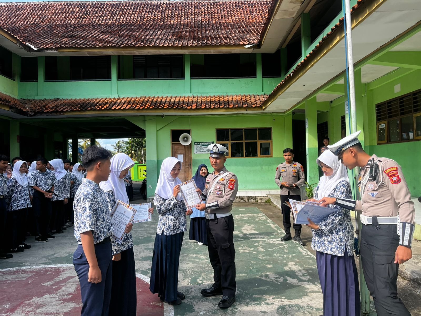 PEMBERIAN PIAGAM