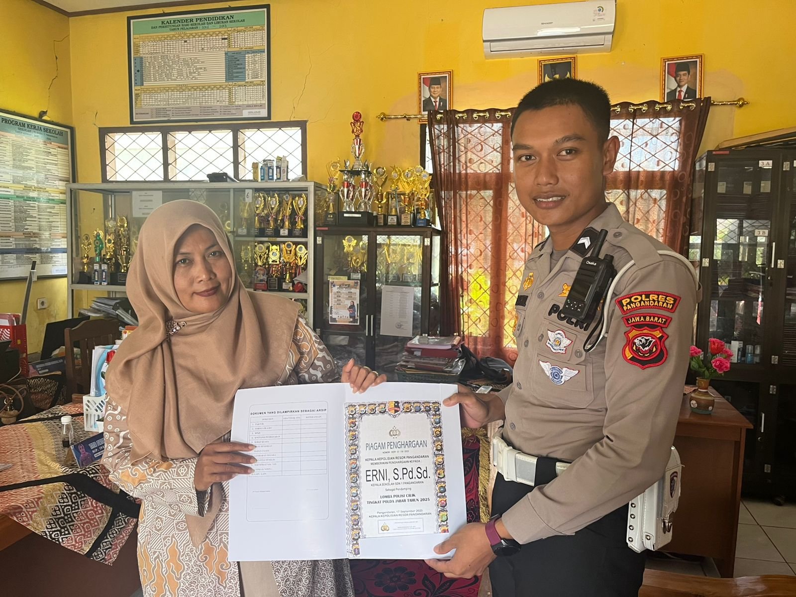 PENYERAHAN PIAGAM KEPADA PEMBINA
