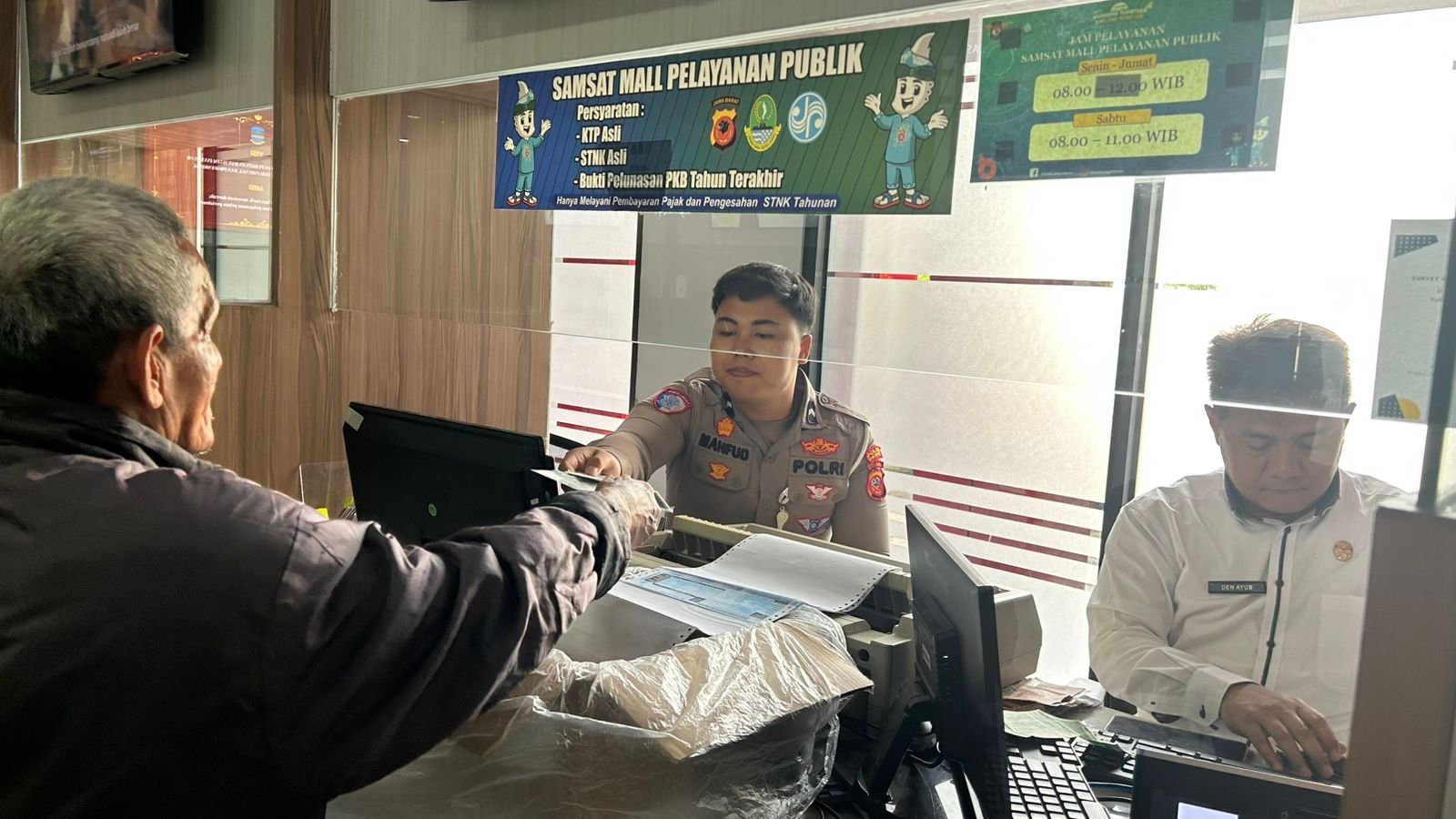 POLANTAS MENYAPA LAYANAN PENGESAHAN STNK TAHUNANAN DAN PEMBAYARAN PKB/SWDKLLJ YANG DIBUKA DI MAL PELAYANAN PUBLIK (MPP)
