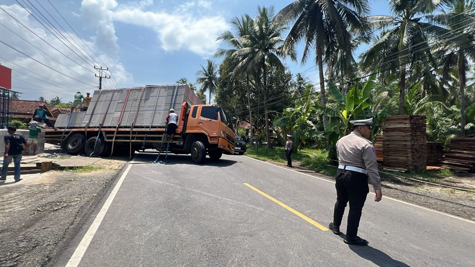 PAM ROLAKIR TRUCK ANJLOK