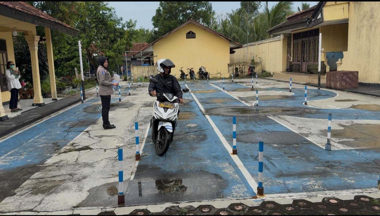 Polres Pangandaran Gelar Program “Polantas Menyapa”, Sosialisasikan Mekanisme Pembuatan dan Perpanjangan SIM 2025