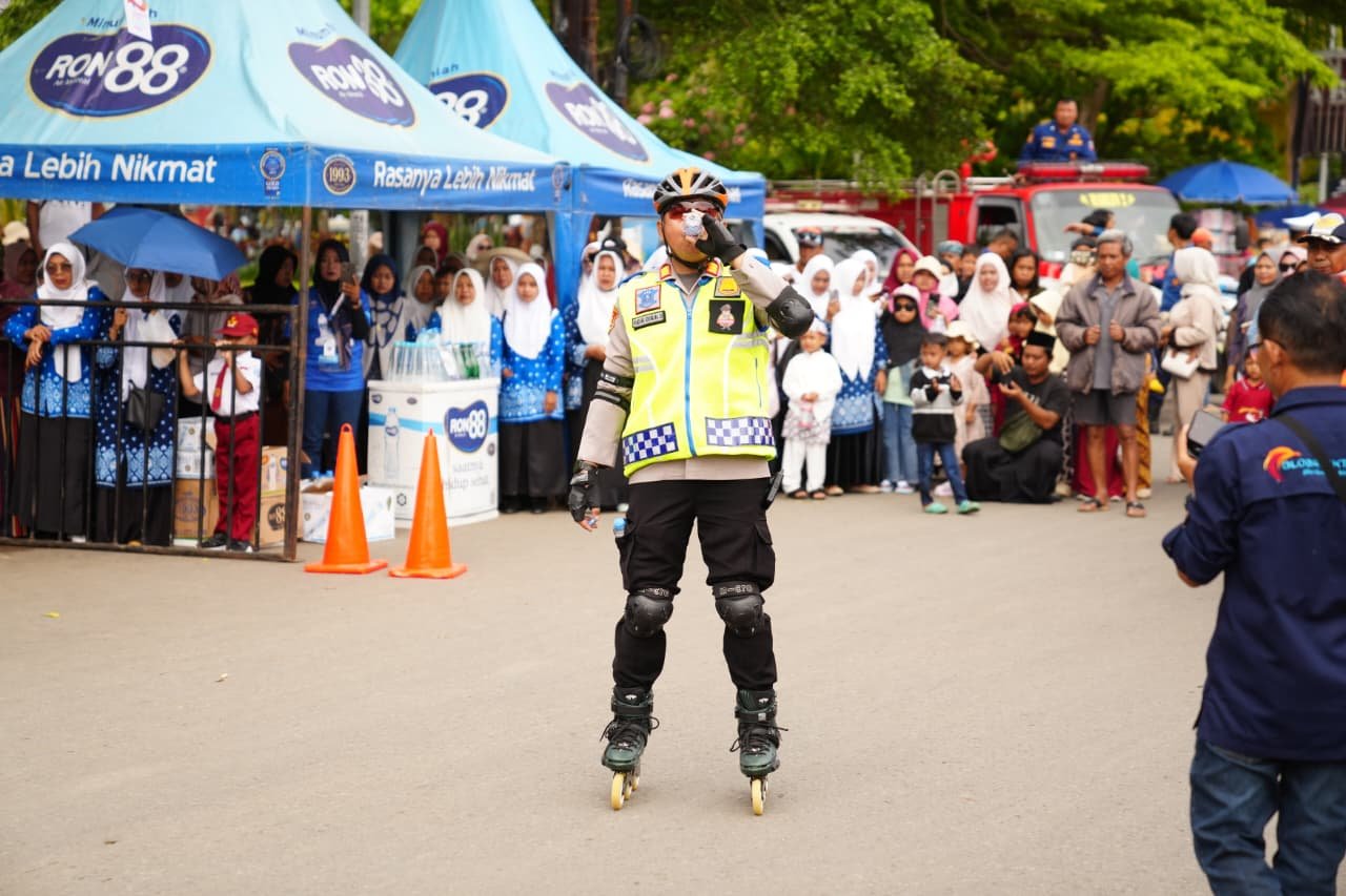 Kapolsek Pangandaran Pimpin Pengawalan Karnaval Milangkala Pangandaran Menggunakan Sepatu Roda