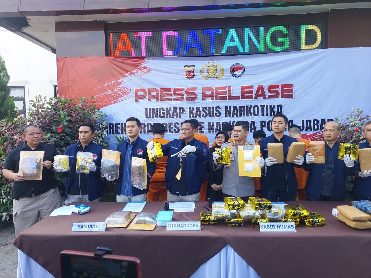 Polda Jabar Lumpuhkan Jaringan Narkoba Internasional dan Lokal, Sita Sabu, Ganja, dan Senjata Api Ilegal