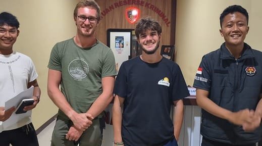 Seorang Warga Negara Asing (WNA) bernama Le Roy dari Gent, Belgia. Ia menjadi korban Pencurian Kendaraan Bermotor saat berlibur di Kabupaten Pangandaran, Jawa Barat (Jabar).