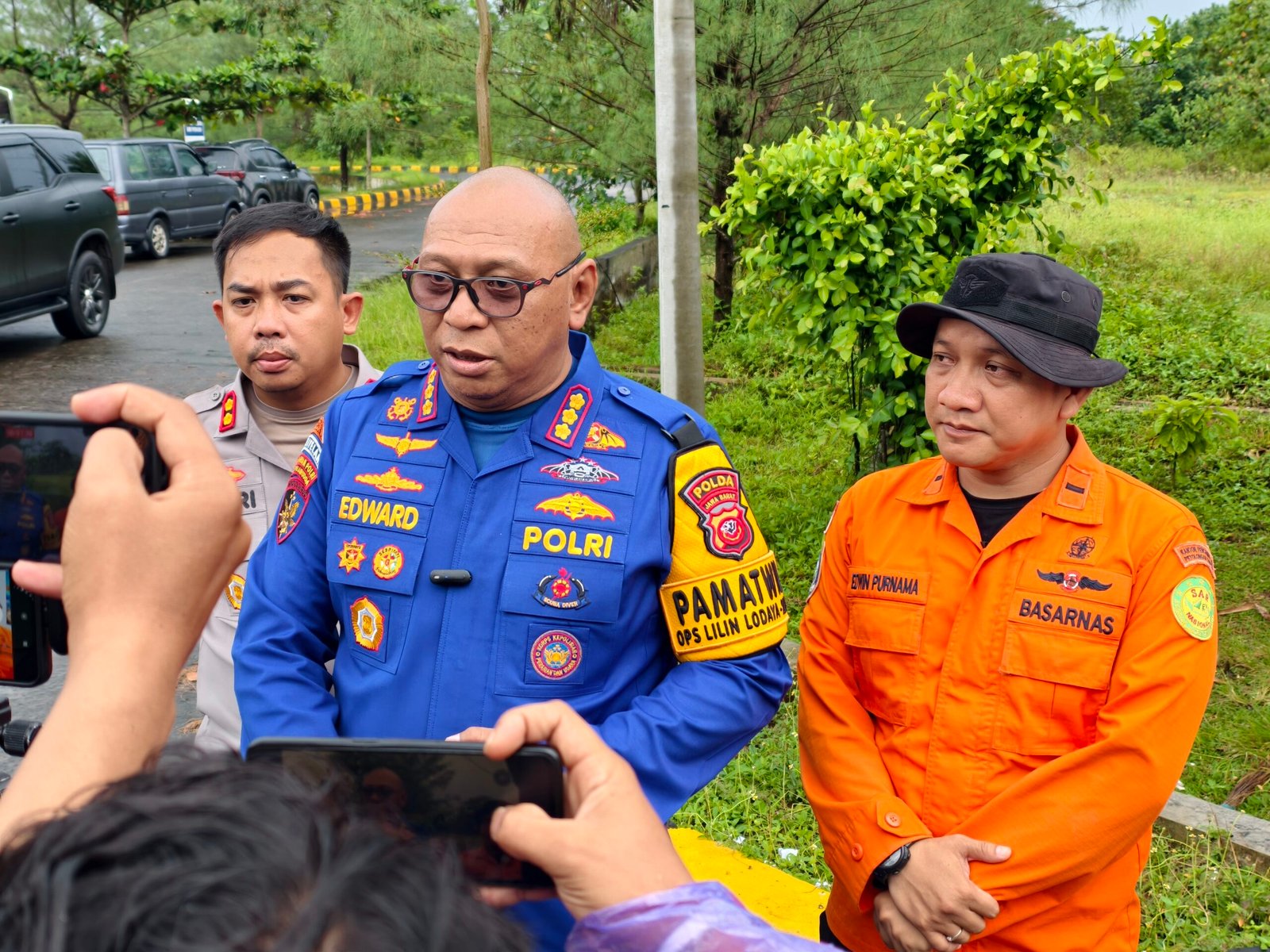 D:\KAPOLRES AKBP ANDRI KURNIAWAN S.I.K., M.H\2025\DESEMBER\31 DESEMBER\PENCARIAN KORBAN TENGGELAM PARALAYANG\selam