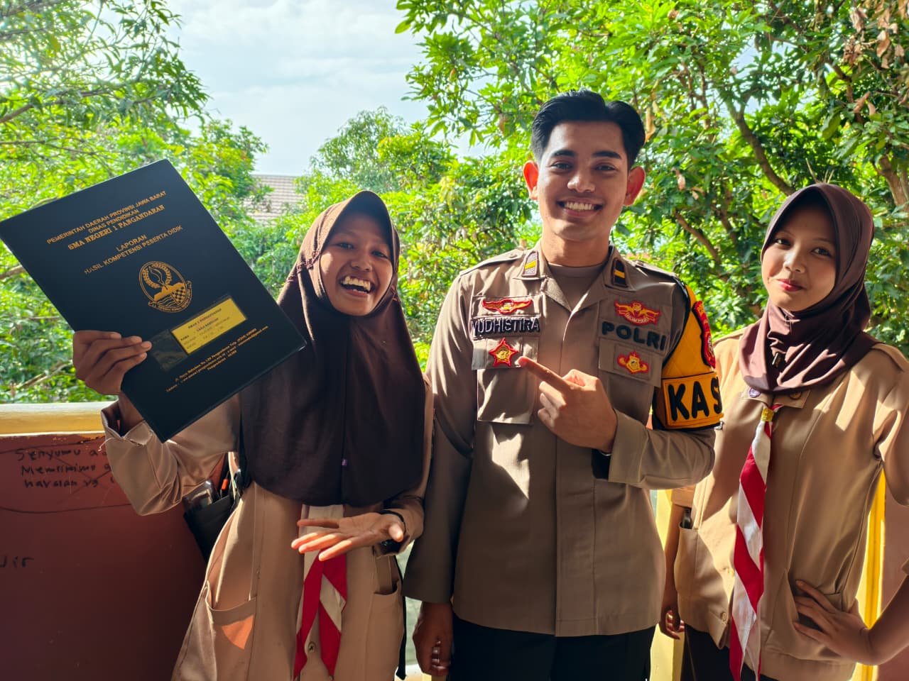 Saat Polisi Menjadi Wali, Siswi Pangandaran Pulang Membawa Prestasi