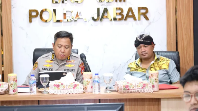 Kepala Biro SDM Polda Jabar, Kombes Fadly Samad dengan Kabag Binkar Biro SDM Polda Jabar, AKBP Condro Sasongko
