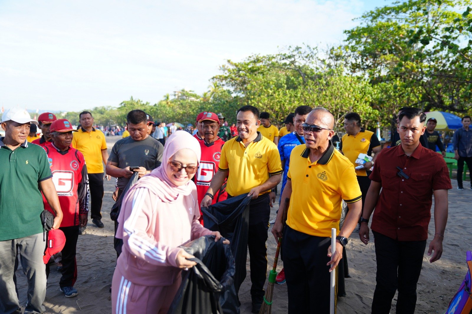 Kapolda Jabar Irjen Pol. Rudi Setiawan dalam aksi bersih pantai Pangandaran