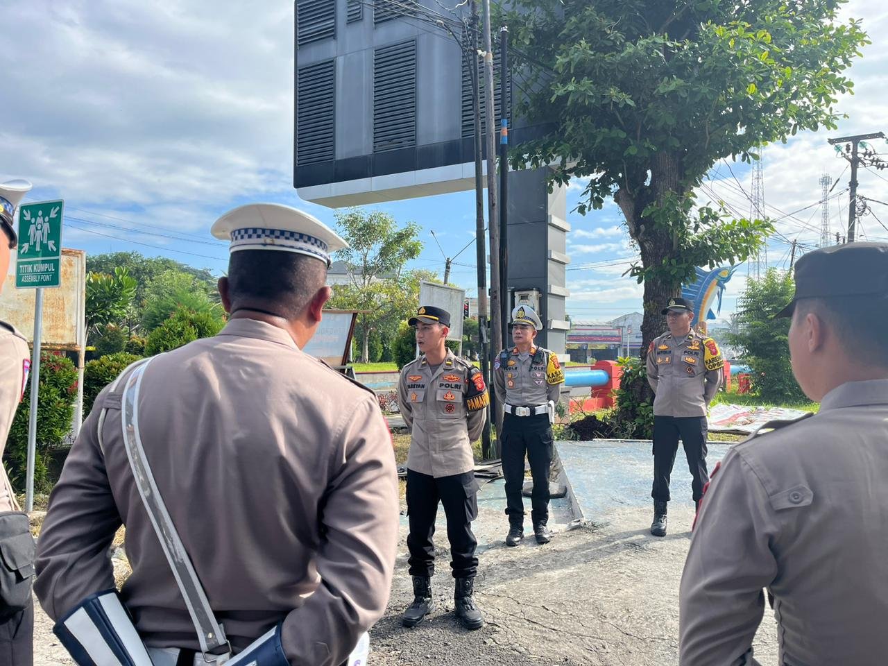 PERWIRA PENGAMBIL APEL