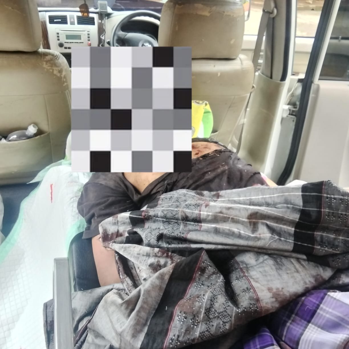 Dua Pemuda Terluka Akibat Ledakan Petasan di Mangunjaya, Polisi Datangi TKP PANGANDARAN – Sebuah ledakan yang diduga berasal dari petasan terjadi di Dusun Babakan RT 007 RW 002, Desa Sindangjaya, Kecamatan Mangunjaya, Kabupaten Pangandaran, Jumat (6/3/2026) sekitar pukul 14.30 WIB. Akibat kejadian tersebut, dua orang pemuda mengalami luka berat. Kapolsek Padaherang AKP Abdurahman bersama anggota segera mendatangi lokasi kejadian untuk melakukan pengecekan Tempat Kejadian Perkara (TKP) serta mengumpulkan keterangan dari para saksi. Dua korban yang mengalami luka berat diketahui berinisial A.S. (22), warga Dusun Babakan Desa Sindangjaya, dan H.R.A. (19), warga Dusun Babakan RT 004 RW 002 Desa Sindangjaya Kecamatan Mangunjaya. Berdasarkan keterangan saksi I.M. (65), peristiwa bermula saat dirinya mendengar suara ledakan dari arah rumah korban sebanyak tiga kali. Mendengar suara tersebut, saksi kemudian mendatangi sumber suara dan menemukan korban A.S. dalam keadaan tergeletak di dapur rumah, sementara korban H.R.A. berada di bagian belakang rumah. Di lokasi kejadian juga ditemukan ceceran kertas yang diduga merupakan sisa petasan. Diduga kuat ledakan tersebut berasal dari petasan yang dibuat oleh korban A.S. Kedua korban kemudian segera dievakuasi ke Puskesmas Mangunjaya untuk mendapatkan penanganan medis. Berdasarkan keterangan tenaga medis, korban A.S. harus dirujuk ke RSOP Ciamis untuk penanganan lebih lanjut. Kapolsek Padaherang AKP Abdurahman mengatakan pihak kepolisian telah melakukan sejumlah langkah penanganan, di antaranya menerima laporan, mendatangi TKP, mendata korban dan saksi, serta melaporkan kejadian tersebut kepada pimpinan. Saat ini, pihak kepolisian masih melakukan pendalaman terkait peristiwa ledakan tersebut.