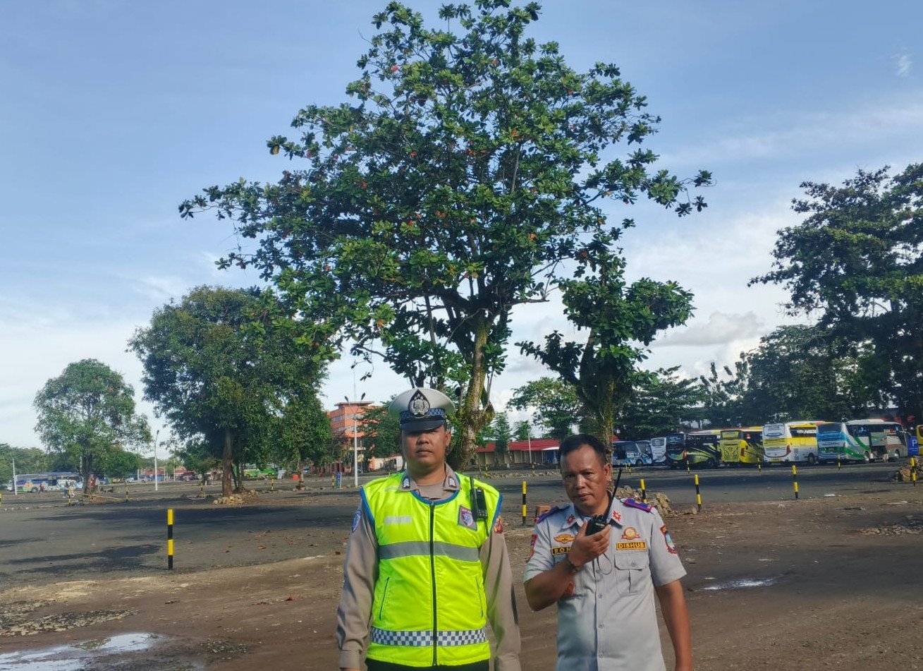 Satlantas Polres Pangandaran Bersama Dishub Monitoring Kantong Parkir Wisata di Pasar Wisata Pangandaran