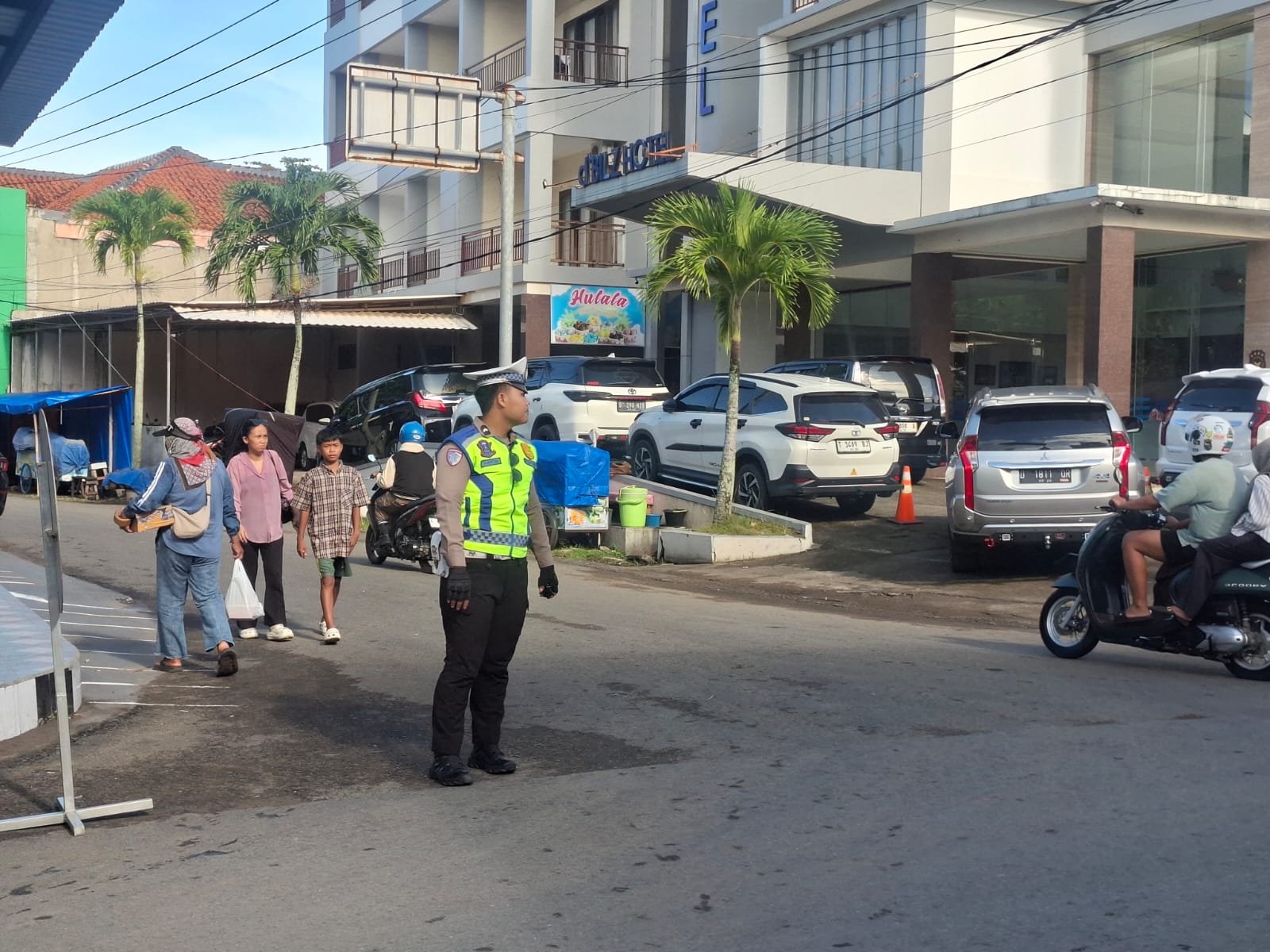 Unit Gatur Satlantas Pangandaran Laksanakan Pengaturan di Titik Krusial Kemacetan Kawasan Pantai Barat