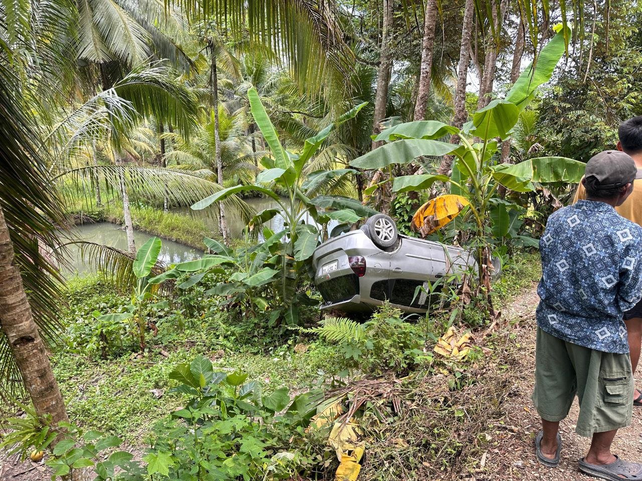 Mobil Honda Jazz Terperosok ke Selokan di Parigi Pangandaran, Satu Orang Luka Ringan