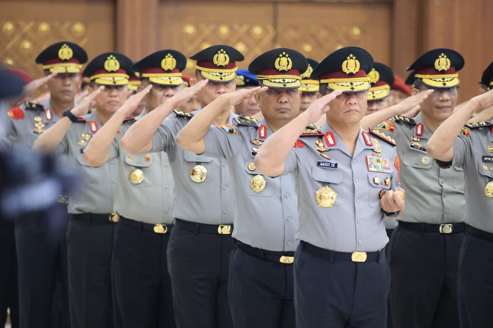 Kapolri Jenderal Pol. Listyo Sigit Prabowo memimpin langsung upacara kenaikan pangkat ke dan dalam golongan personel Polri di Mabes Polri