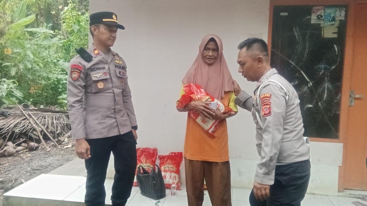 Salurkan Bantuan Sosial