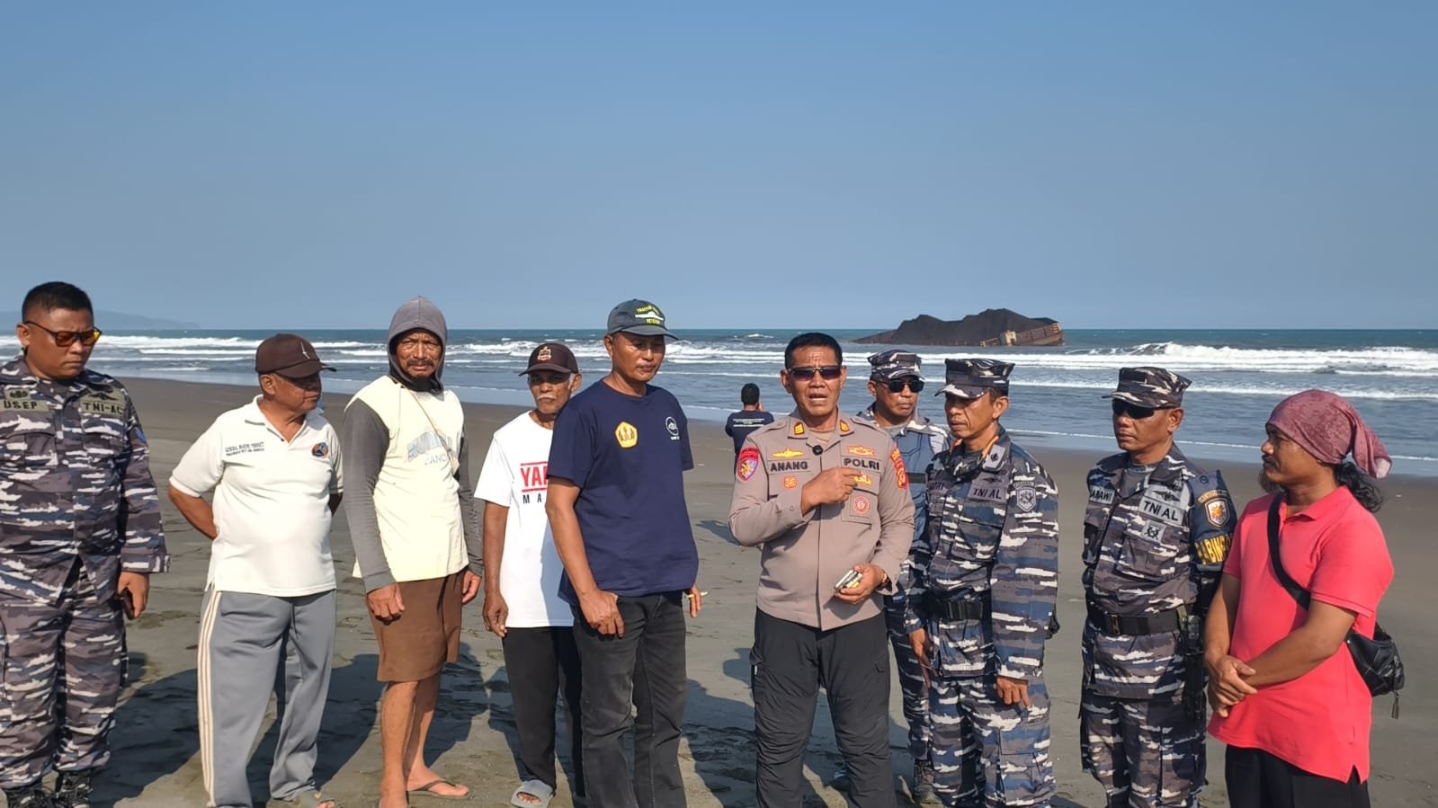 Tongkang Bermuatan Batubara Sengaja Didamparkan di Pantai Sukaresik, Langkah Darurat Cegah Pencemaran Laut