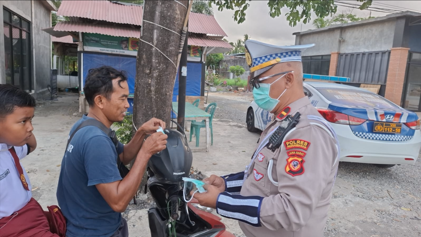 Antisipasi Debu Vulkanik, Satlantas Polres Pangandaran Bagikan Masker kepada Pengguna Jalan